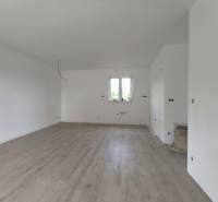 ‼️ NOVO POSTAVENÝ RODINNÝ DOM  S GARÁŽOU NA PREDAJ, MALÉ KRŠTEŇANY  ‼️ - Nezariadená miestnosť s bielymi stenami a oknom v rodinnom dome.