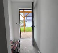 ‼️ NOVO POSTAVENÝ RODINNÝ DOM  S GARÁŽOU NA PREDAJ, MALÉ KRŠTEŇANY  ‼️ - Chodba v rodinnom dome s otvorenými dverami, pohľad von na záhradu.