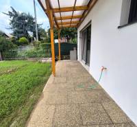 ‼️ NOVO POSTAVENÝ RODINNÝ DOM  S GARÁŽOU NA PREDAJ, MALÉ KRŠTEŇANY  ‼️ - Terasa rodinného domu v Malých Kršteňanoch s výhľadom na záhradu a plot.