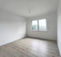 ‼️ NOVO POSTAVENÝ RODINNÝ DOM  S GARÁŽOU NA PREDAJ, MALÉ KRŠTEŇANY  ‼️ - Interiér miestnosti v rodinnom dome s bielymi stenami a podlahou svetlého dreva.
