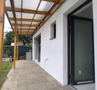 ‼️ NOVO POSTAVENÝ RODINNÝ DOM  S GARÁŽOU NA PREDAJ, MALÉ KRŠTEŇANY  ‼️ - Terasa rodinného domu v Malých Kršteňanoch so strešným prístreškom a prístupom do záhrady.