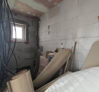 ‼️ NOVO POSTAVENÝ RODINNÝ DOM  S GARÁŽOU NA PREDAJ, MALÉ KRŠTEŇANY  ‼️ - Stavebné materiály a elektroinštalácia v rozpracovanej miestnosti rodinného domu.