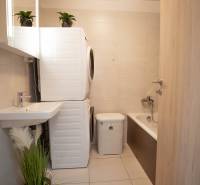 Jedinečný 3-izbový apartmán s balkónom, 71 m², Nový Ružinov - Kúpeľňa v 3-izbovom byte s práčkou, sušičkou a vaňou.