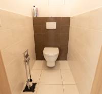Jedinečný 3-izbový apartmán s balkónom, 71 m², Nový Ružinov - Samostatná toaleta v 3-izbovom byte s dlaždicami a sanitou.