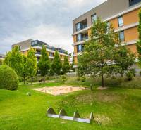Jedinečný 3-izbový apartmán s balkónom, 71 m², Nový Ružinov - Areál s viacerými bytovými domami, detské ihrisko a upravená zeleň v Bratislave-Ružinove, Bajkalská.