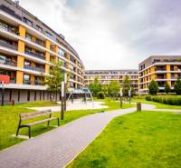 Jedinečný 3-izbový apartmán s balkónom, 71 m², Nový Ružinov - Bytový komplex na Bajkalskej ulici v Bratislave-Ružinove, s plochou na oddych.