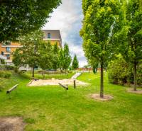 Jedinečný 3-izbový apartmán s balkónom, 71 m², Nový Ružinov - Vonku park s detským ihriskom pri bytovom dome na Bajkalskej v Bratislave - Ružinove.