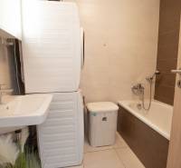 Jedinečný 3-izbový apartmán s balkónom, 71 m², Nový Ružinov - Kúpeľňa s vaňou, umývadlom, práčkou v 3-izbovom byte.