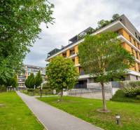 Jedinečný 3-izbový apartmán s balkónom, 71 m², Nový Ružinov - Bytový dom obklopený zeleňou na Bajkalskej ulici v Bratislave - 3-izbový byt.