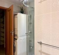 Priestranný 3 izbový pod HRADOM | 107m2 + TERASA - Kúpeľňa so sprchovacím kútom, práčkou a sušičkou v 3-izbovom byte.