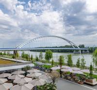 - PRENÁJOM - 2 IZBOVÝ BYT - EUROVEA - RIVERSIDE - Most v Bratislave - Starom Meste, s výhľadom na rieku a vonkajšie sedenie.