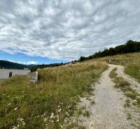 Stavebný pozemok v Divinke - Žilina - Pozemky - bývanie v Divinke s vidieckou cestou a panoramatickým výhľadom na krajinu.