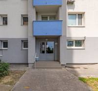 Moderný, zrekonštruovaný 3i byt 68m2, s lodžiou, pivnicou a parkovaním - Vchod do bytového domu na ulici Jána Jonáša v Devínskej Novej Vsi, Bratislava.