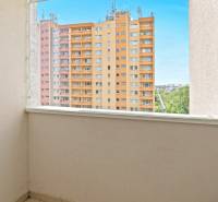 Moderný, zrekonštruovaný 3i byt 68m2, s lodžiou, pivnicou a parkovaním - Balkón z 3-izbového bytu s výhľadom na farebný panelák v Devínskej Novej Vsi.