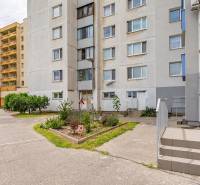 Moderný, zrekonštruovaný 3i byt 68m2, s lodžiou, pivnicou a parkovaním - Bytový dom na ulici Jána Jonáša v Bratislave - Devínska Nová Ves obklopený zeleňou.