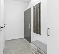 Moderný, zrekonštruovaný 3i byt 68m2, s lodžiou, pivnicou a parkovaním - Chodba v 3-izbovom byte s lavičkou a vešiakom na kabáty.