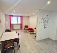 Dvojgeneračný RD, Bystré, pozemok 830 m², 3D - Obývacia izba so stolom a stoličkami v rodinnom dome, jednoduchý interiér s kreslami.