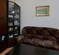 Dvojgeneračný RD, Bystré, pozemok 830 m², 3D - Obývacia izba s pohovkou, skriňou na riad, v rodinnom dome.