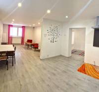 Dvojgeneračný RD, Bystré, pozemok 830 m², 3D - Interiér rodinného domu s jedálňou, sedačkou a nástennou dekoráciou.