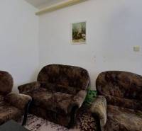Dvojgeneračný RD, Bystré, pozemok 830 m², 3D - Obývacia izba v rodinnom dome so stoličkami, obrazmi a kobercom na podlahe.