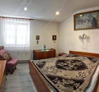 Dvojgeneračný RD, Bystré, pozemok 830 m², 3D - Spálňa v rodinnom dome s nábytkom, obrazmi a dekoračnými predmetmi.