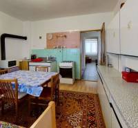 Dvojgeneračný RD, Bystré, pozemok 830 m², 3D - Kuchyňa v rodinnom dome s jedálenským stolom, chladničkou a sporákom.