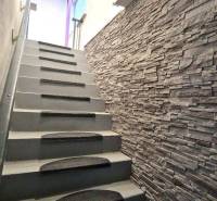 Dvojgeneračný RD, Bystré, pozemok 830 m², 3D - Schodisko s kamenným obkladom v rodinnom dome, doplnené o svetlomety a koberce.
