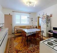 Dvojgeneračný RD, Bystré, pozemok 830 m², 3D - Kuchyňa v rodinnom dome s jedálenským stolom, plynovým sporákom a kobercami.