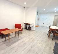 Dvojgeneračný RD, Bystré, pozemok 830 m², 3D - Obývacia izba s dreveným nábytkom a bielymi stenami v rodinnom dome.