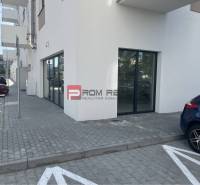Obchodný priestor v novostavbe - Obchodné priestory s veľkými oknami a parkovaním na Eduarda Wenzla, Bratislava III.