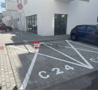 Obchodný priestor v novostavbe - Parkovacie miesto na ulici Eduarda Wenzla v Bratislave III pred obchodnými priestormi.