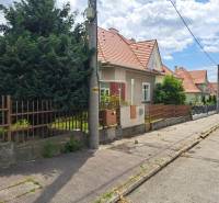 ZAUJÍMAVÝ RODINNÝ DOM, NITRA - ZOBOR - Nécseyho ulica v Nitre s klasickým rodinným domom a záhradou.