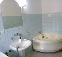 ZAUJÍMAVÝ RODINNÝ DOM, NITRA - ZOBOR - Kúpeľňa v rodinnom dome so značkovou hydromasážnou vaňou a keramickým umývadlom.