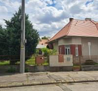 ZAUJÍMAVÝ RODINNÝ DOM, NITRA - ZOBOR - Rodinný dom na ulici Nécseyho v Nitre s oknami a plotom pri ceste.