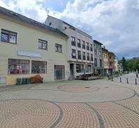 PREDAJ: Administratívno - prevádzková budova - Ružomberok - Mostová - Budova na Mostovej ulici v Ružomberku s dláždeným námestím a okolitou infraštruktúrou.