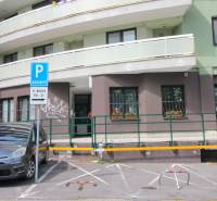 Nebytový priestor, ambulancia, kancelária v Dúbravke Žatevná ul.,príz. - Parkovisko pred obchodnými priestormi na Žatevnej ulici v Bratislave - Dúbravka.