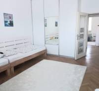 Štýlový  4 izbový  - terasa- lodžia , výťah v centre BA. - Svetlá spálňa s veľkou skriňou a drevenou posteľou v 4-izbovom byte.