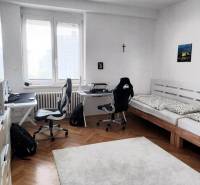 Štýlový  4 izbový  - terasa- lodžia , výťah v centre BA. - Izba s dvomi pracovnými stolmi a posteľou v 4-izbovom byte.