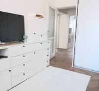 Štýlový  4 izbový  - terasa- lodžia , výťah v centre BA. - Biela obývačka v 4-izbovom byte s TV, skrinkami a drevenou podlahou.