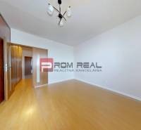 Predaj 3i, 74m2 bytu s výhľadom na Draždiak, Bratislava - Izba s drevenou podlahou, vstavanou skriňou a osvetlením v 3-izbovom byte.