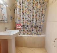 Predaj 3i, 74m2 bytu s výhľadom na Draždiak, Bratislava - Kúpeľňa s umývadlom a vaňou so vzorovaným sprchovým závesom v 3-izbovom byte.