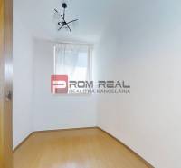 Predaj 3i, 74m2 bytu s výhľadom na Draždiak, Bratislava - Prázdna miestnosť s bielymi stenami, laminátovou podlahou a oknom v 3-izbovom byte.