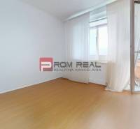 Predaj 3i, 74m2 bytu s výhľadom na Draždiak, Bratislava - Prázdna izba v 3-izbovom byte s laminátovou podlahou a balkónom.