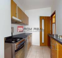 Predaj 3i, 74m2 bytu s výhľadom na Draždiak, Bratislava - Kuchyňa v 3-izbovom byte so svetlou dlažbou a drevenými skrinkami.
