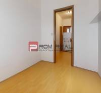 Predaj 3i, 74m2 bytu s výhľadom na Draždiak, Bratislava - Izba s drevenou podlahou a bielymi stenami v 3-izbovom byte.