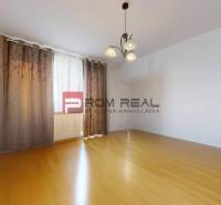 Predaj 3i, 74m2 bytu s výhľadom na Draždiak, Bratislava - Prázdna izba s drevenou podlahou a závesmi, 3-izbový byt.