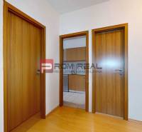 Predaj 3i, 74m2 bytu s výhľadom na Draždiak, Bratislava - Chodba so svetlými dverami v 3-izbovom byte.