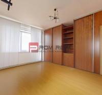Predaj 3i, 74m2 bytu s výhľadom na Draždiak, Bratislava - Izba v 3-izbovom byte s drevenou skriňou a stropným svetlom.