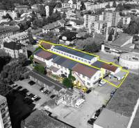 Budova vhodná na developérsky projekt | Vrbové - Letecký pohľad na budovu na ulici SNP vo Vrbovom, vyznačenú žltým obrysom.