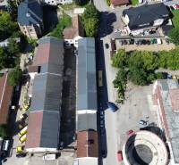 Budova vhodná na developérsky projekt | Vrbové - Letecký pohľad na Budovu na ulici SNP vo Vrbovom s priľahlými parkoviskami.